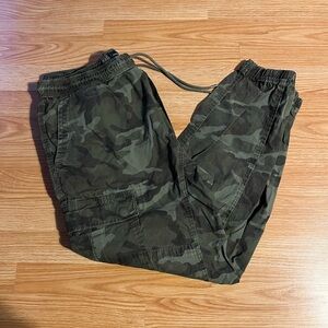 American Eagle Outfitters Green Camo Cargo Joggers